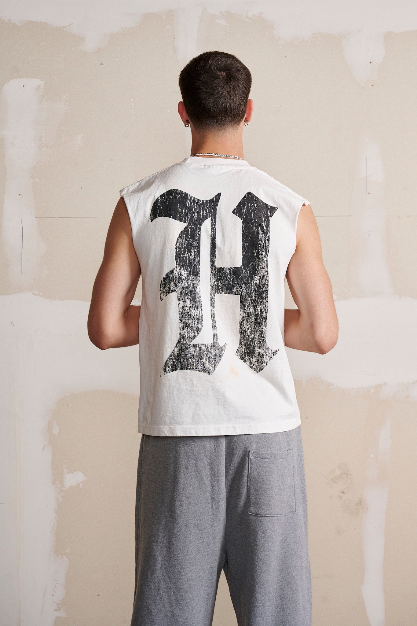Hesperia Ole Hesperia Cut Off Tee in Off White.